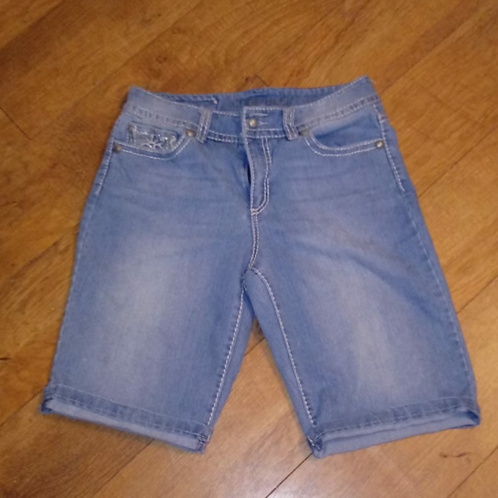 A Code Bleu Bermuda jean shorts